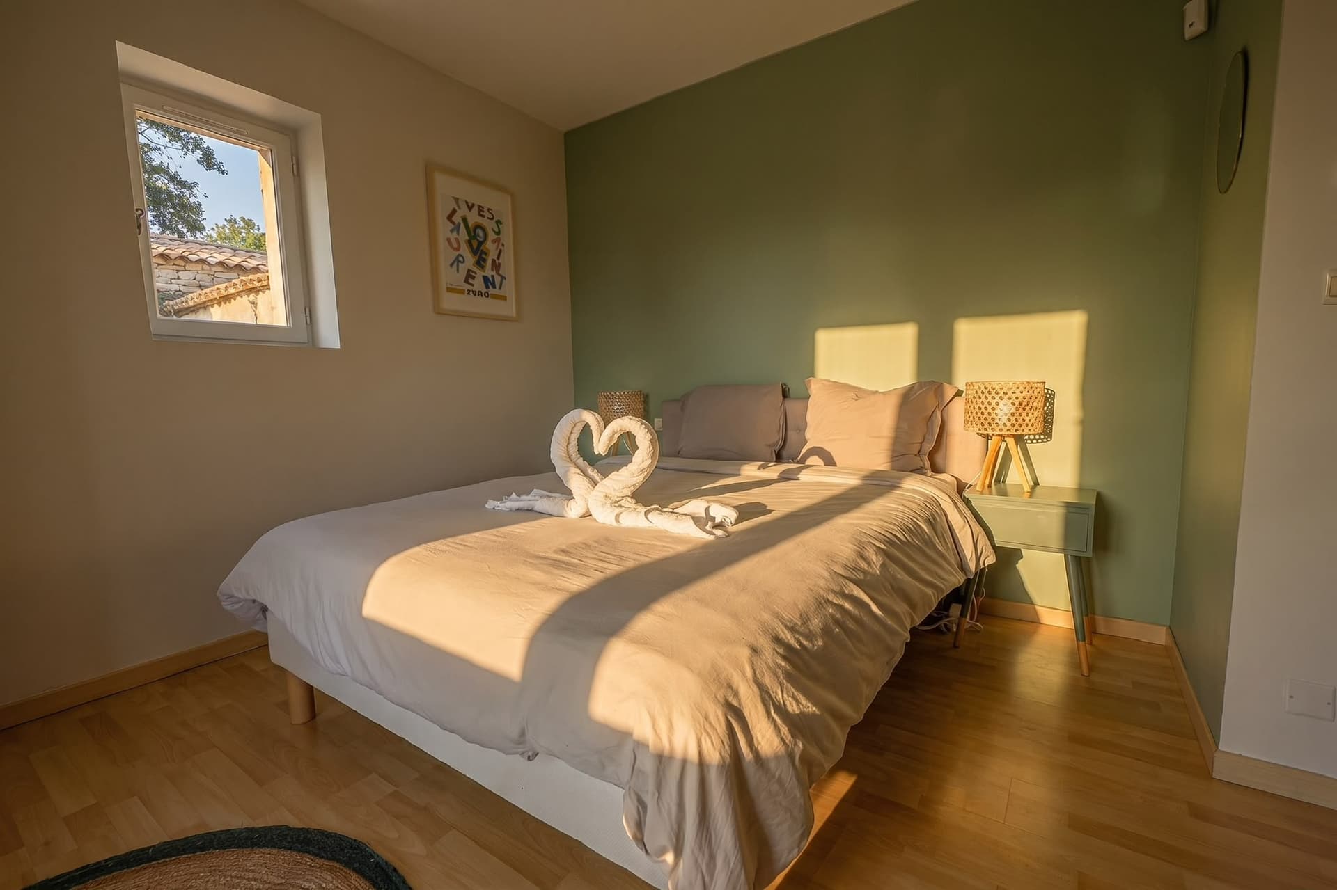 Chambre avec mur vert sauge de la Bastide de la Chênaie