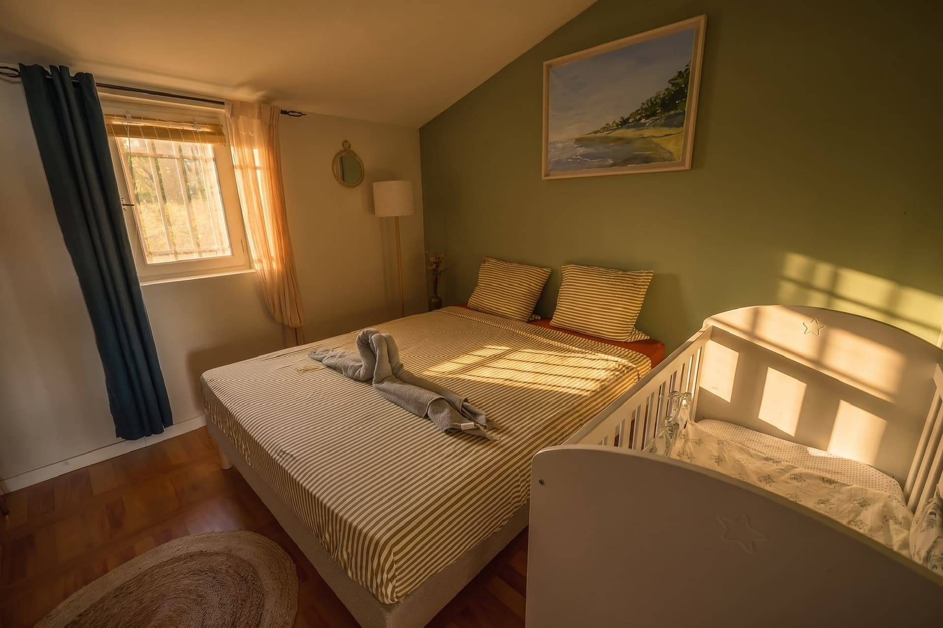 Chambre familiale avec berceau bébé