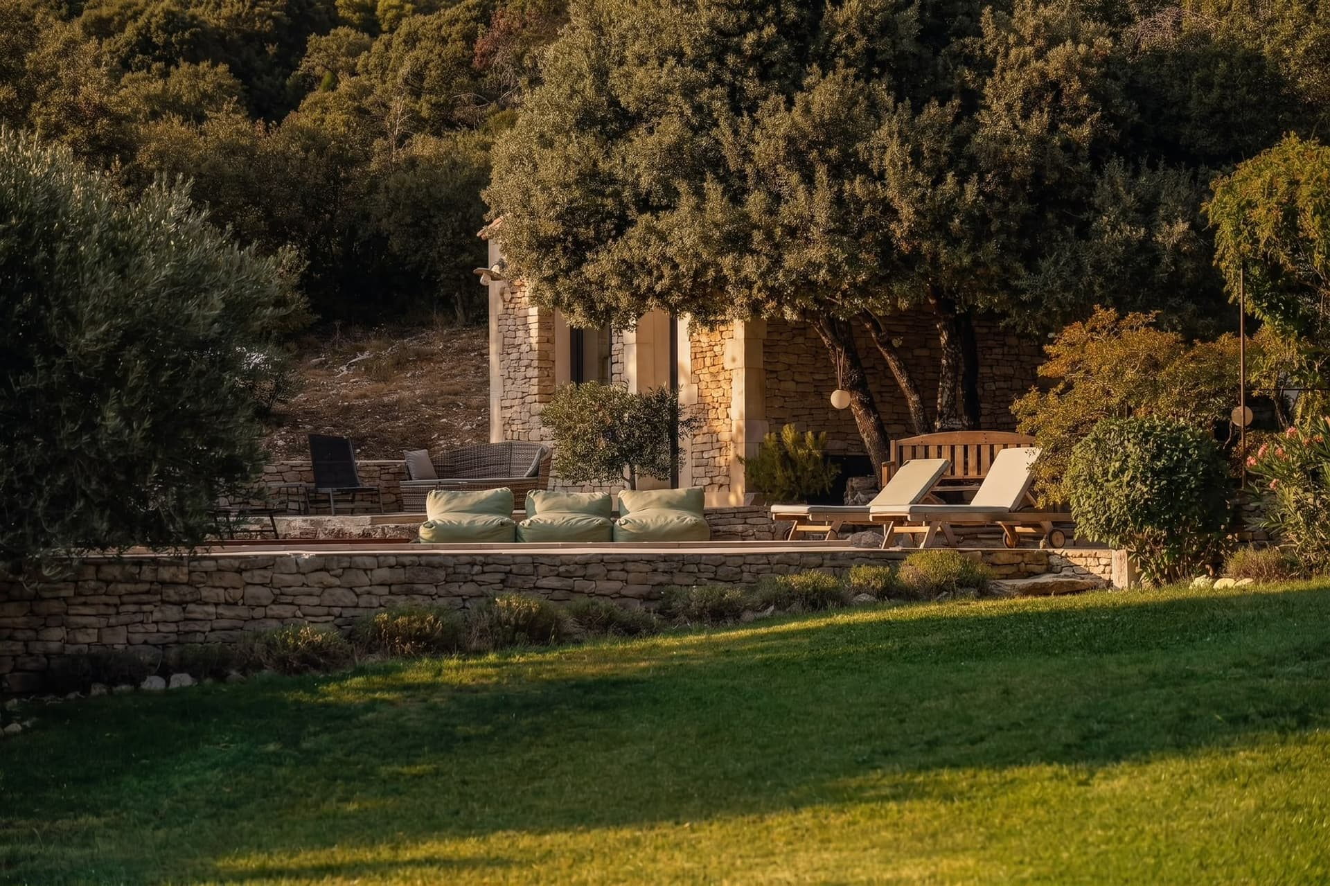 La bastide vue depuis le jardin, entourée de chênes verts