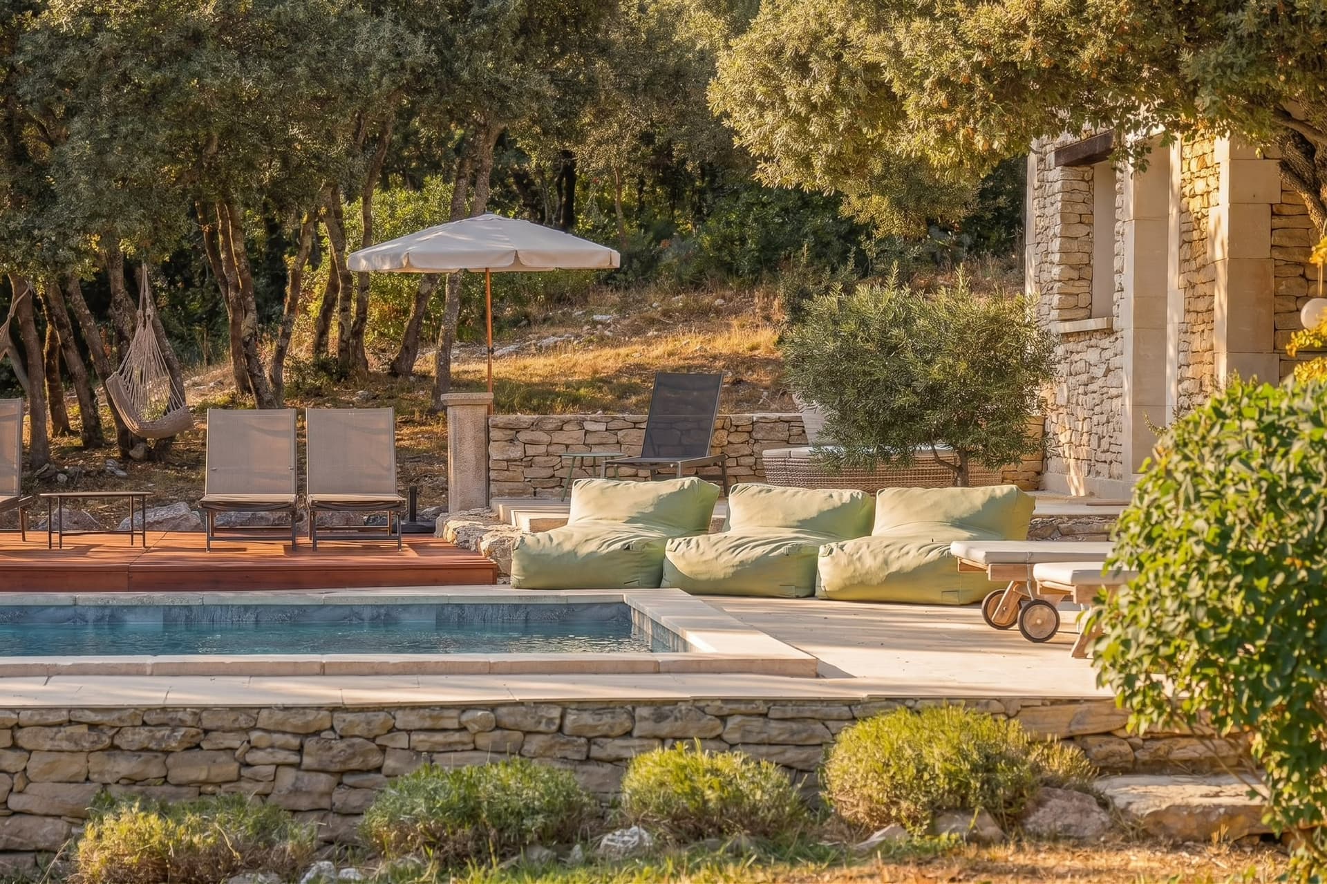 Piscine de la Bastide de la Chênaie entourée d'oliviers