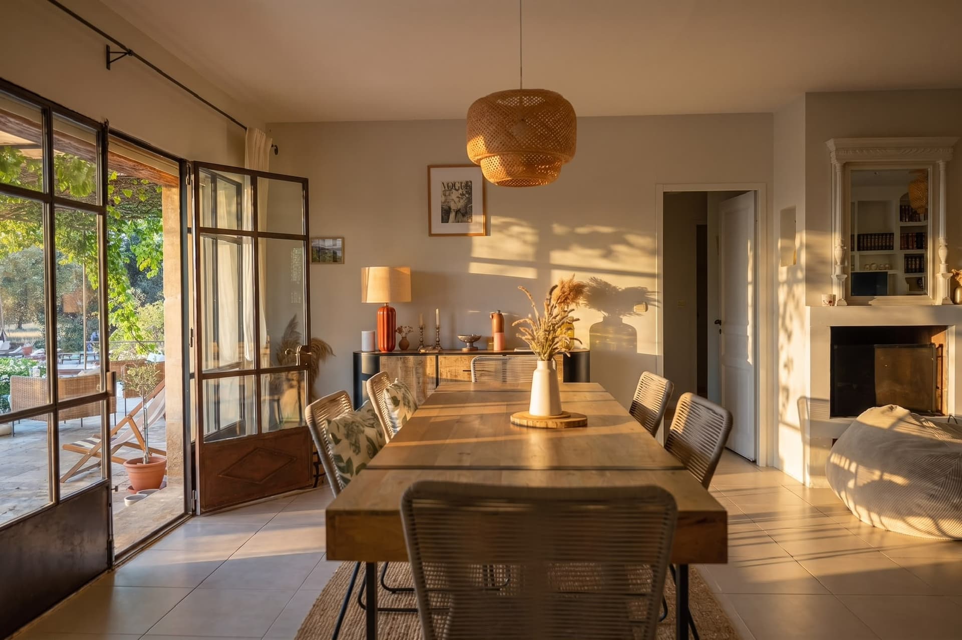 Salle à manger avec cheminée et grande table en bois