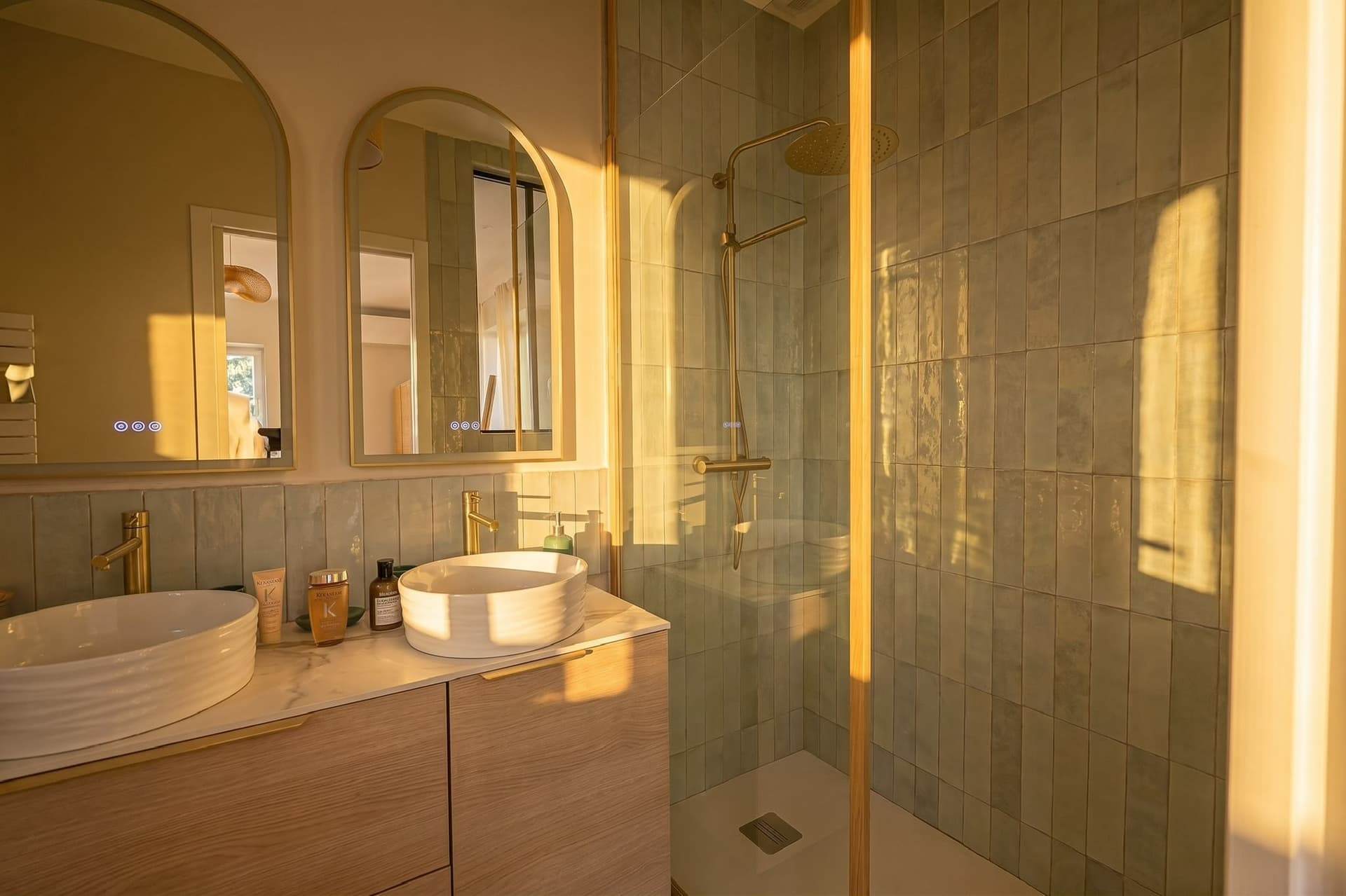 Salle de bains avec double vasque et douche à l'italienne en zellige