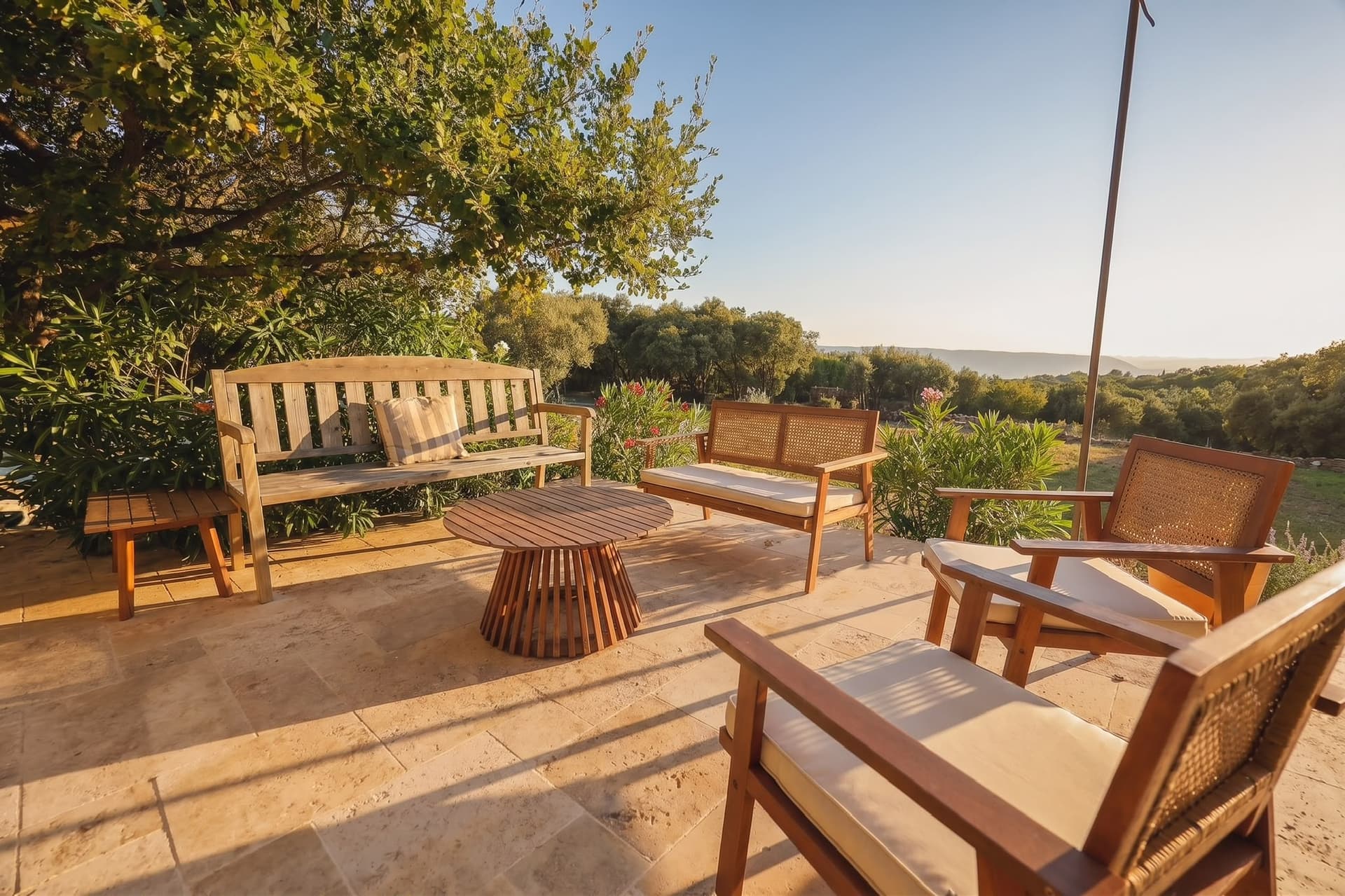 Salon extérieur avec vue sur les collines du Luberon