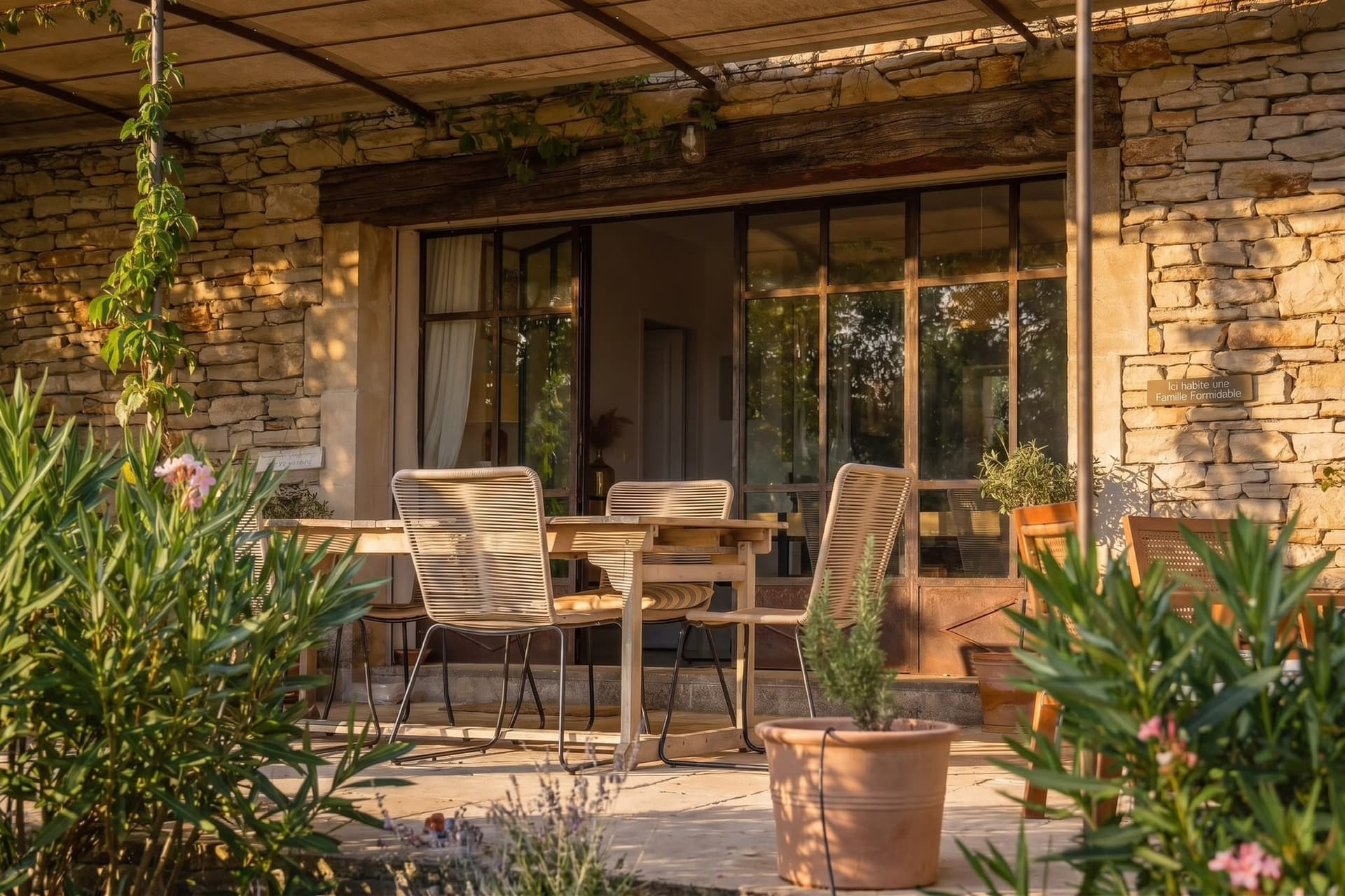 Terrasse et façade en pierre de la Bastide de la Chênaie