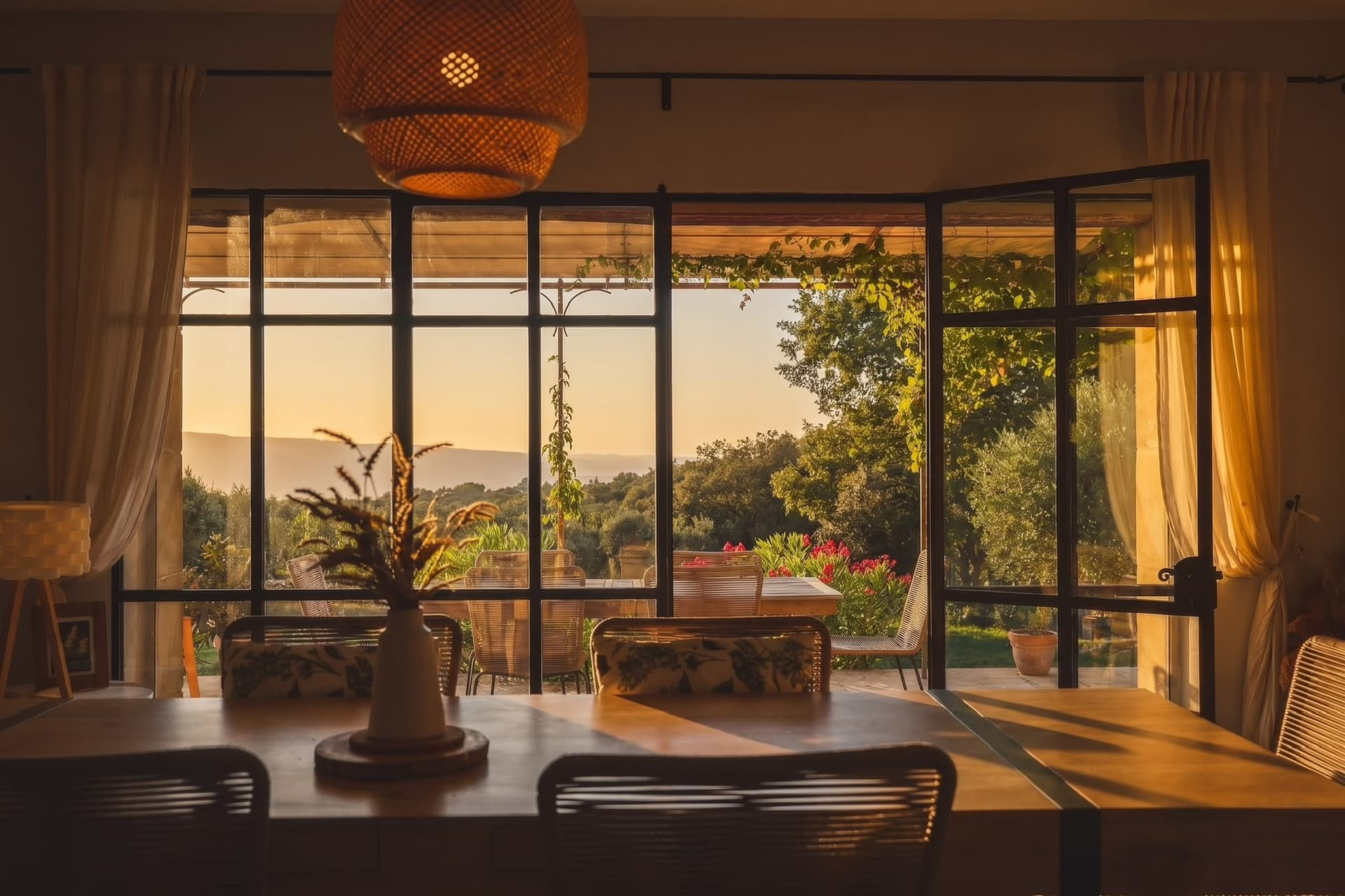 Vue depuis la salle à manger sur la terrasse et les collines du Luberon au coucher du soleil