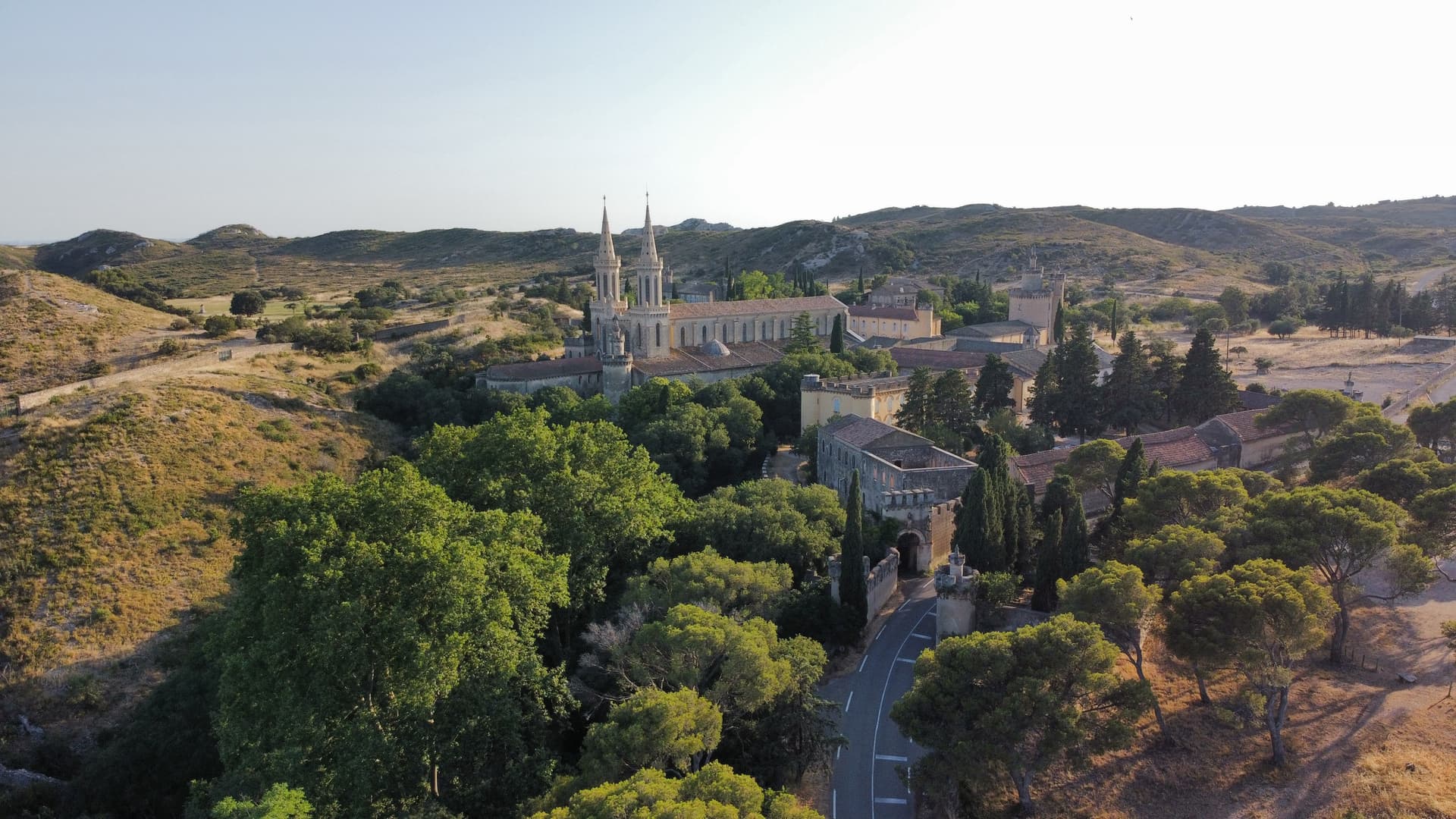 Illustration pour "Découvrez l’Abbaye Saint-Michel de Frigolet en Provence "
