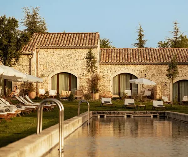 Illustration pour "Bonnieux en Provence : luxe et gastronomie d’exception"