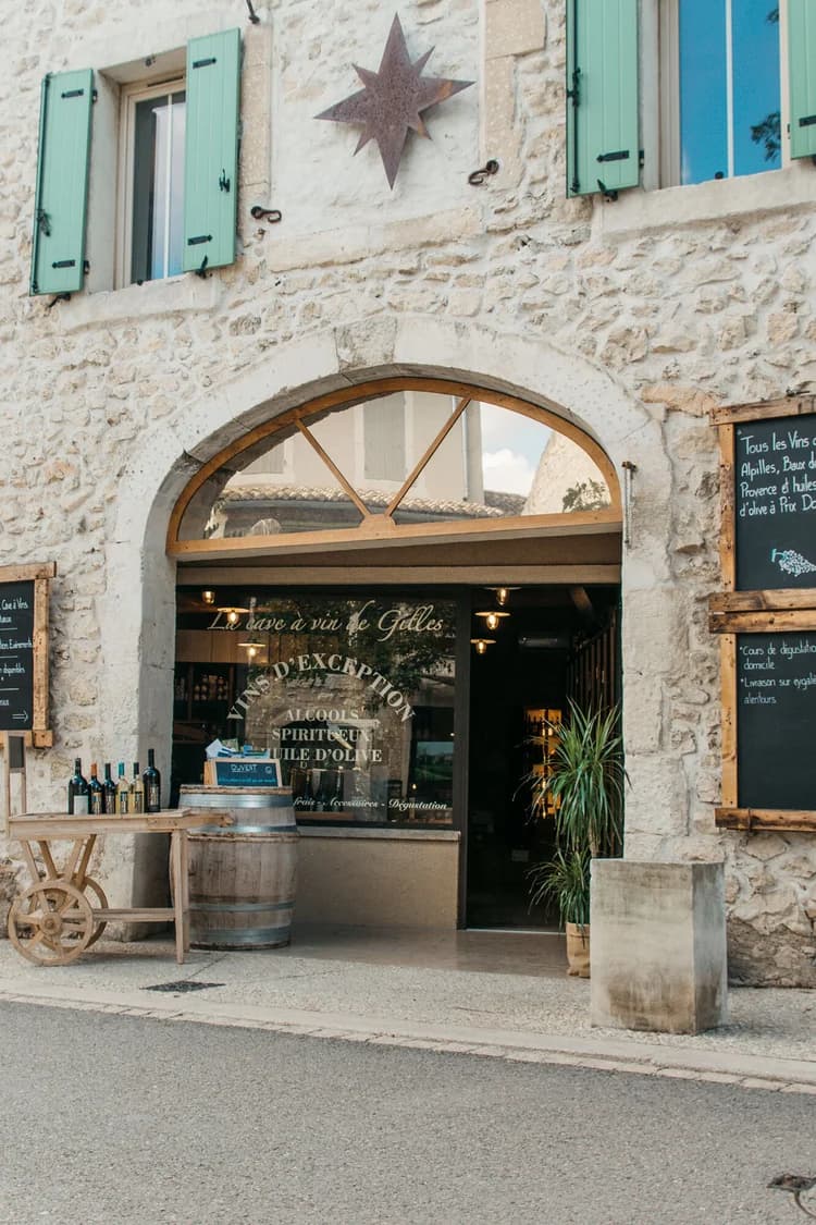 Illustration pour "Eygalières en Provence : une cave d’exception à découvrir"