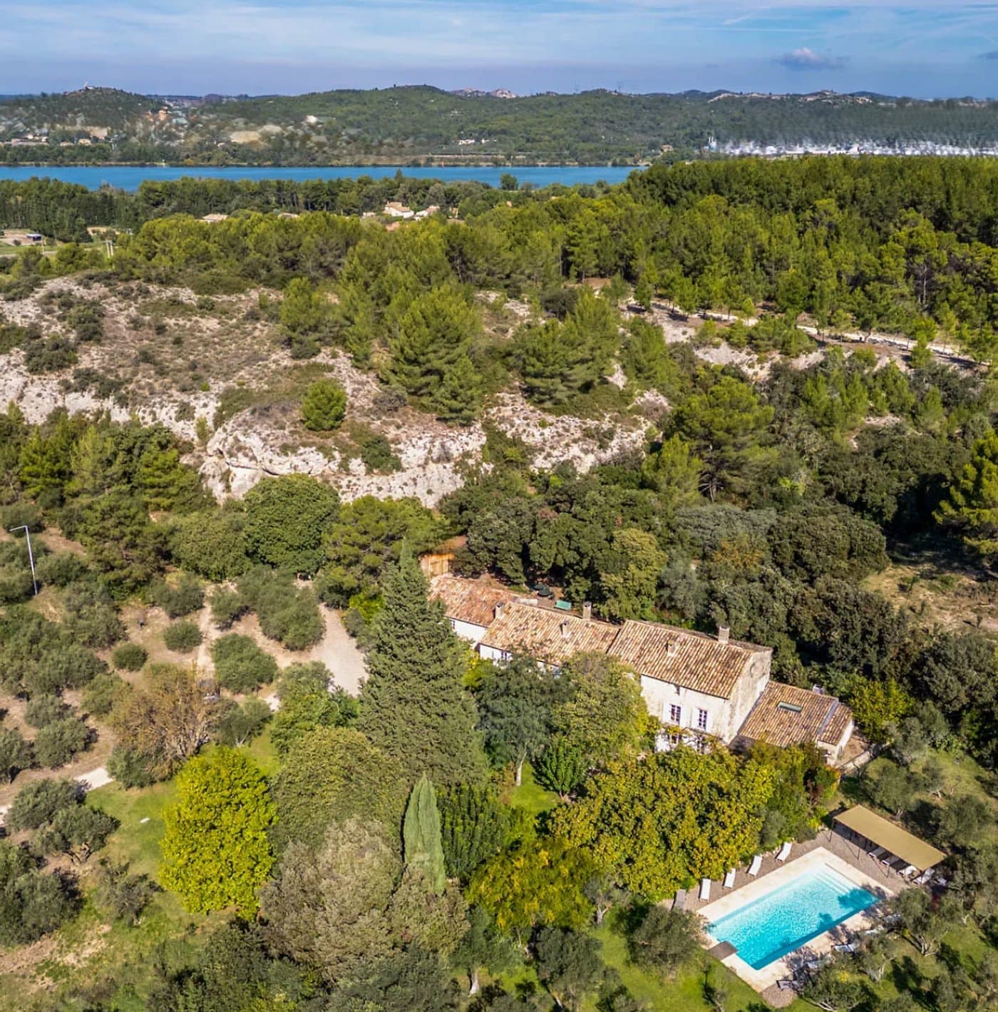 Vue aérienne du Mas Saint Michel et de son parc arboré